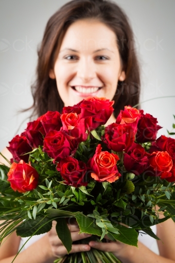 Frau hält rote Rosen in den Händen 20121130