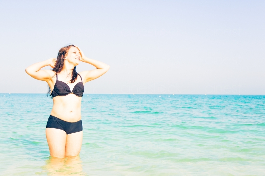 Frau im Bikini im Wasser 20140313-3332