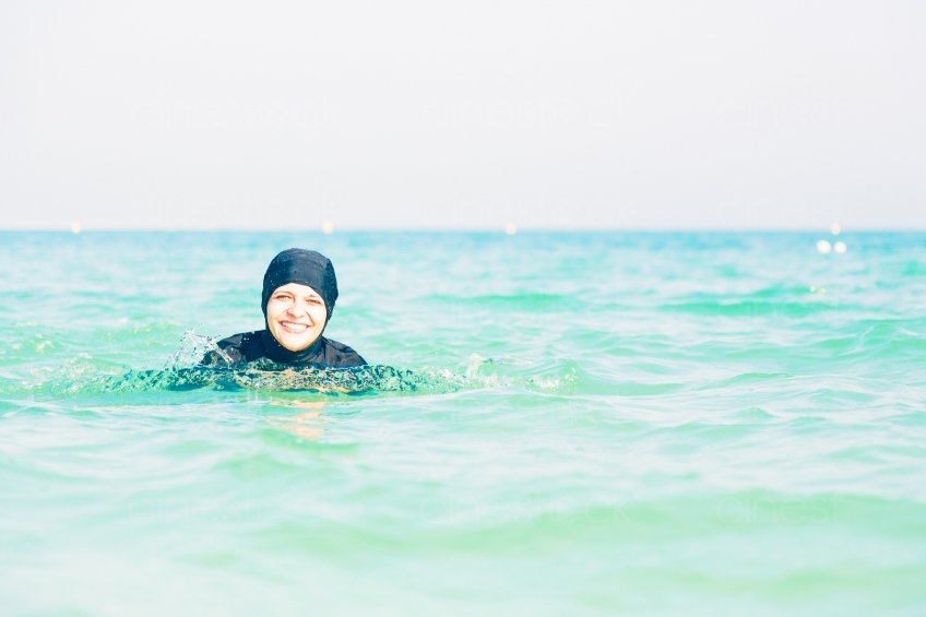 Frau im Burkini im Wasser im Profil 20140313-3561