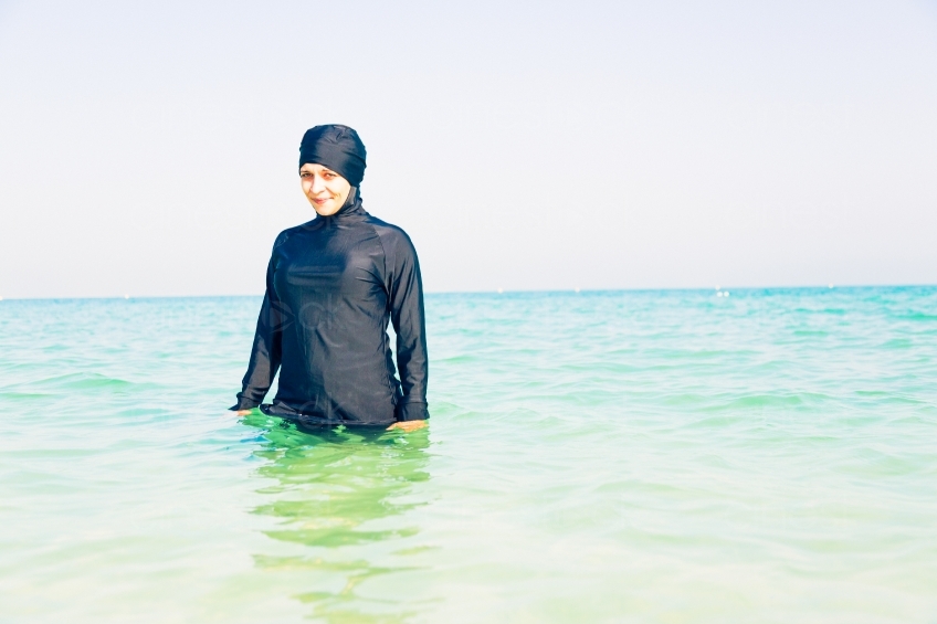 Frau im Burkini steht im Wasser 20140313-3478