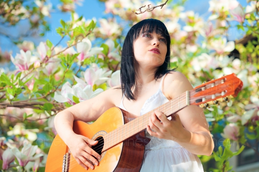 Frau im Kleid mit Gitarre 20110409_0077