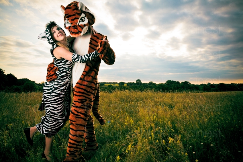 Frau im Zebrakostüm tanz mit einem Tigermaskottchen 20110602_0836