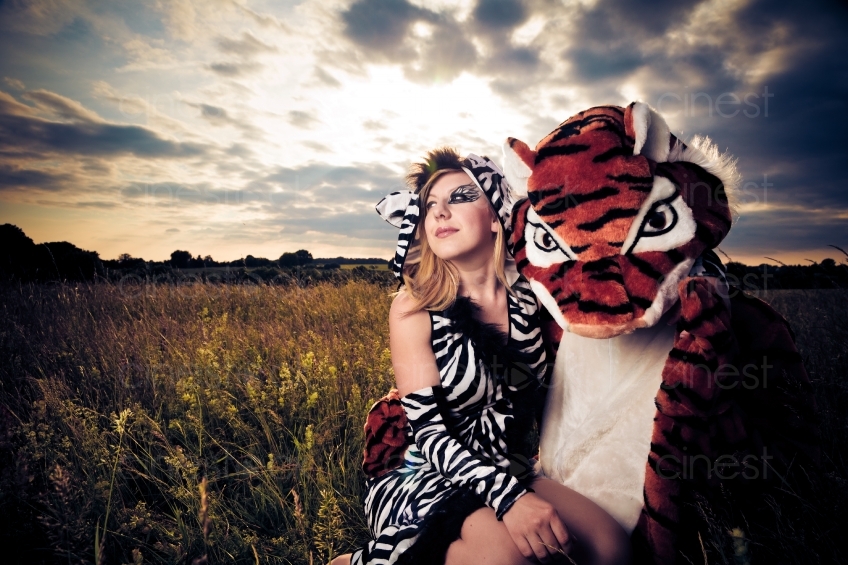 Frau im Zebrakostüm und ein Tigermaskottchen 20110602_0823 