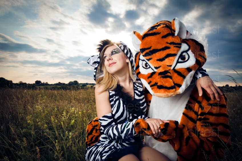 Frau im Zebrakostüm und ein Tigermaskottchen 20110602_0825 