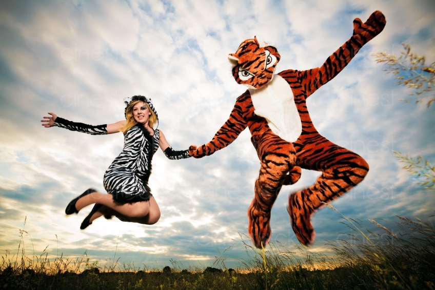 Frau im Zebrakostüm und ein Tigermaskottchen 20110602_0862