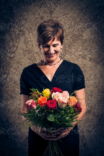 Frau in Abendgarderobe und Blumen in den Händen 20160809