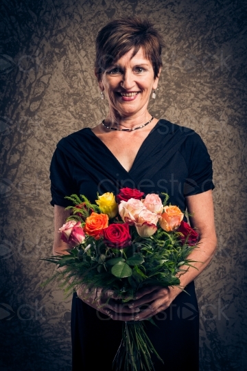 Frau in Abendgarderobe und Blumen in den Händen 20160809