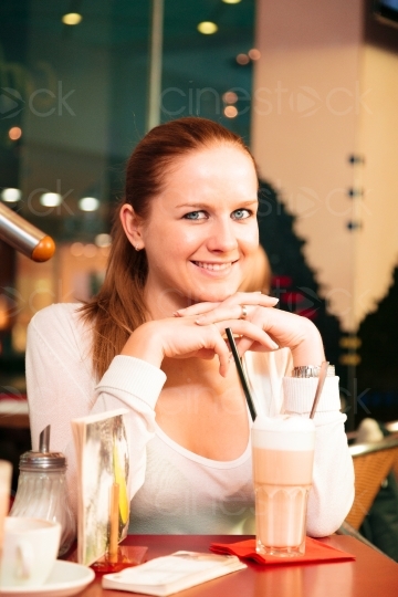 Frau in Café 20121117-1043 