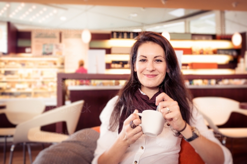 Frau in Café mit Kaffee 20130911-mallorca-0026