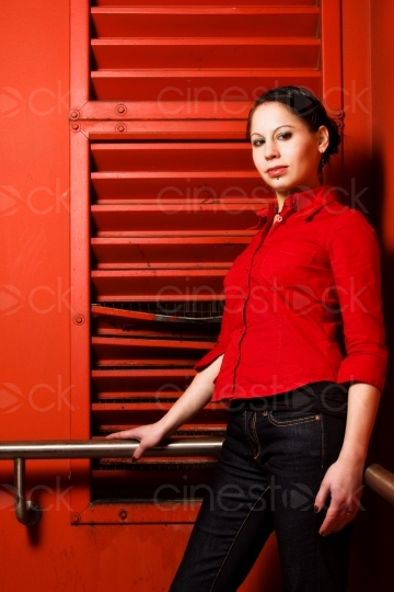 Frau in einer roten Bluse 20081213_0076