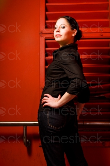 Frau in einer schwarzen Bluse 20081213_0096