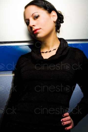 Frau in einer schwarzen Bluse 20081213_0196