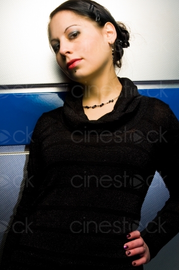 Frau in einer schwarzen Bluse 20081213_0196