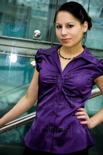 Frau in einer violetten Bluse 20081213_0271