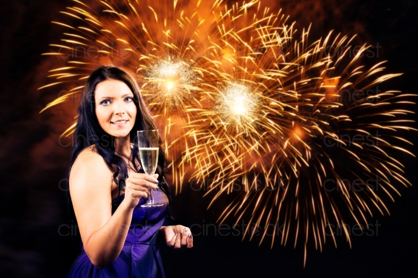 Frau in lila Kleid mit Glas vor Feuerwerk 20120814-110