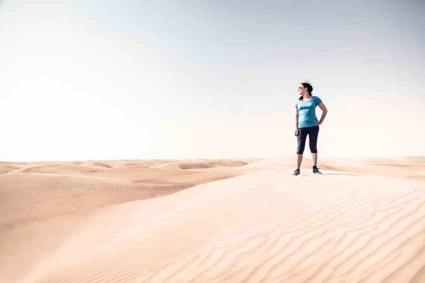 Frau in Wüste 20140313-1630