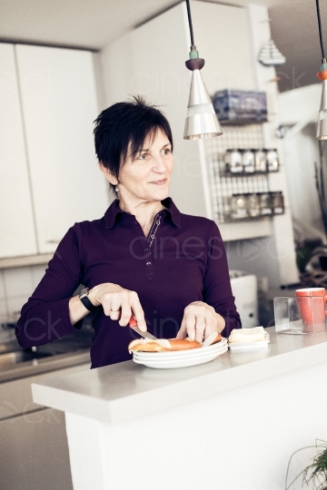 Frau isst in Küche 20140120-0433