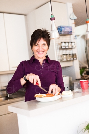 Frau isst in Küche 20140120-0436