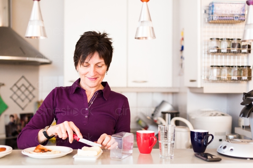 Frau isst in Küche 20140120-0441 