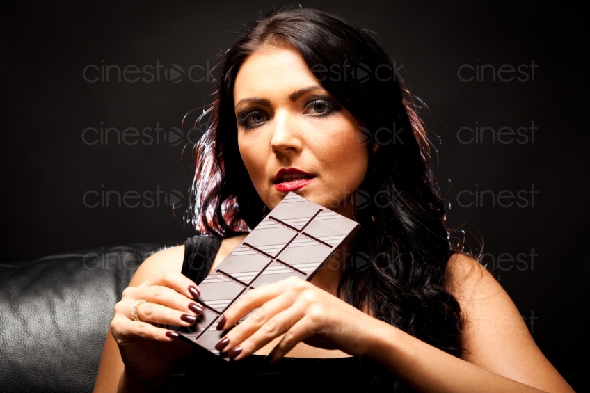Frau isst Schokolade 20101018_0450 