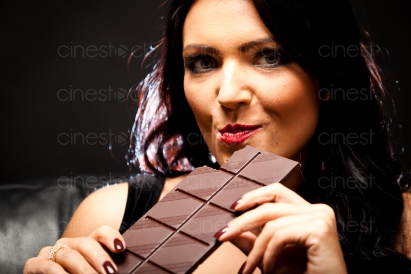 Frau isst Schokolade 20101018_0456 
