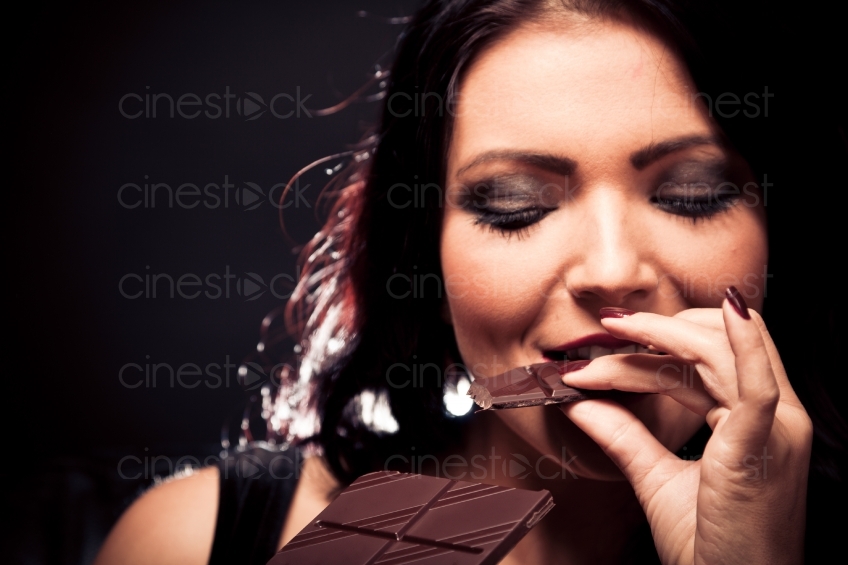 Frau isst Schokolade 20101018_0465 