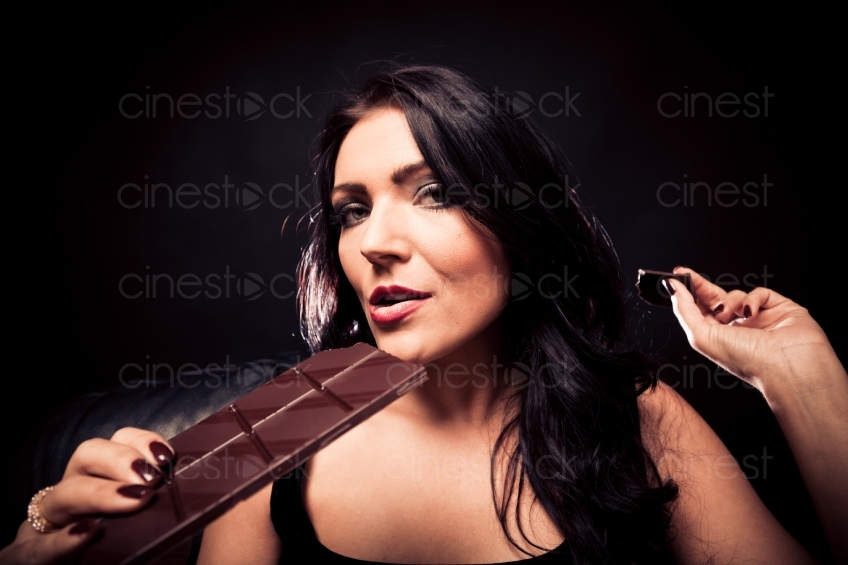 Frau isst Schokolade 20101018_0469 
