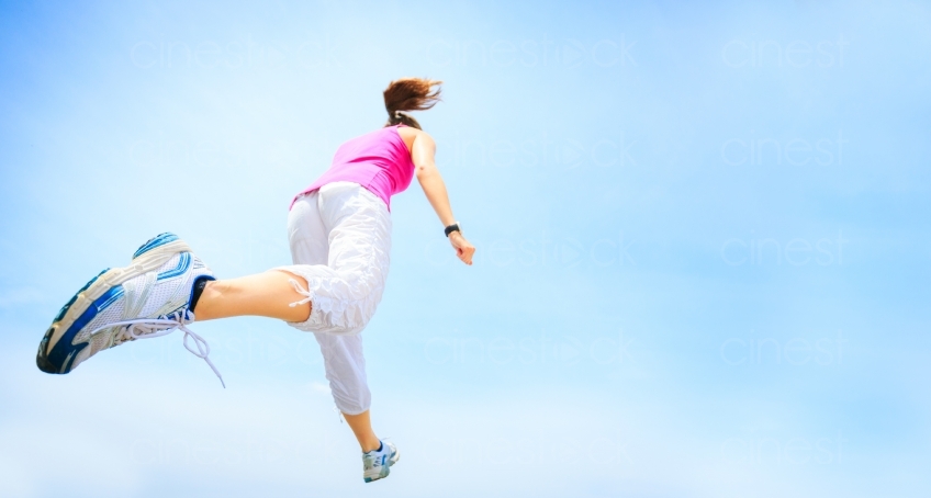 Frau joggt unter blauem Himmel 20120624-638
