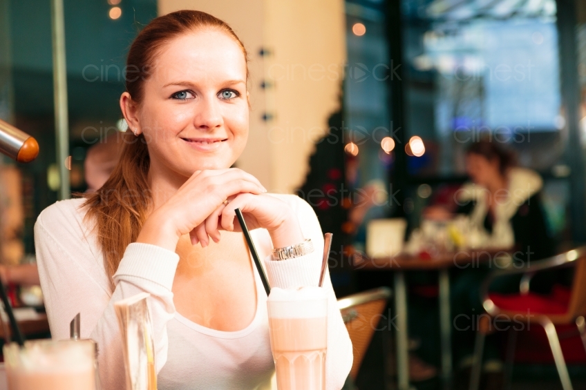 Frau lächelnd in Café 20121117-1039
