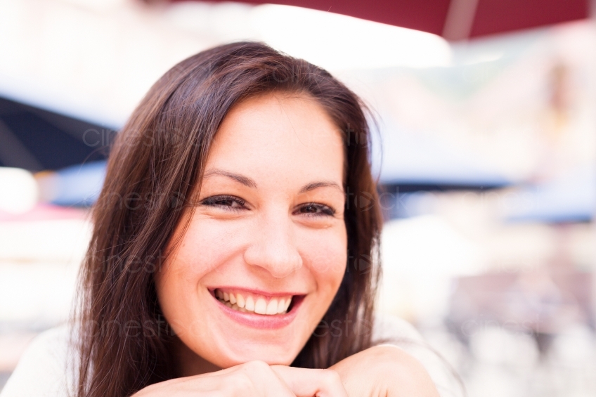 Frau lächelt in Kamera im Café 20130811-heidel-0135