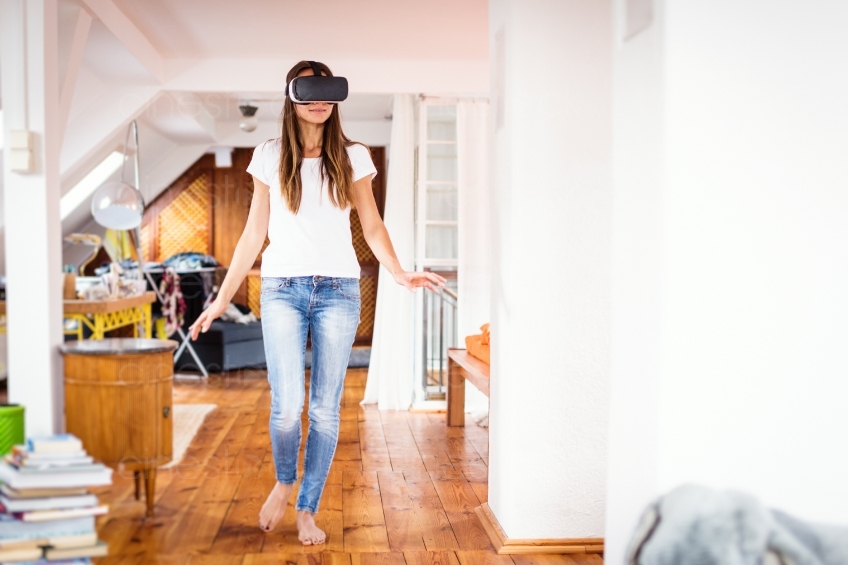 Frau läuft mit VR-Brille durch die Wohnung 20160810