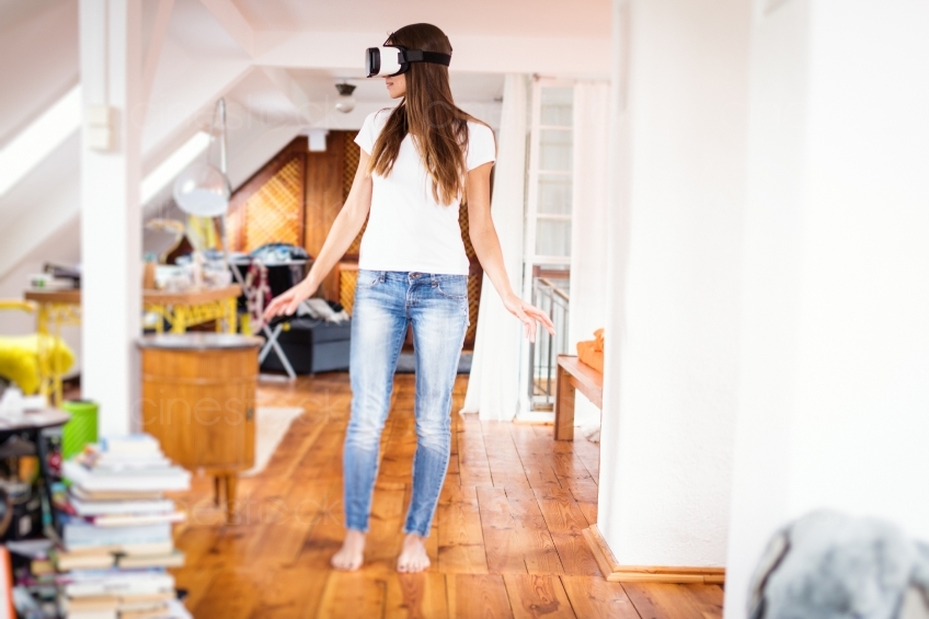 Frau läuft mit VR-Brille durch die Wohnung 20160810
