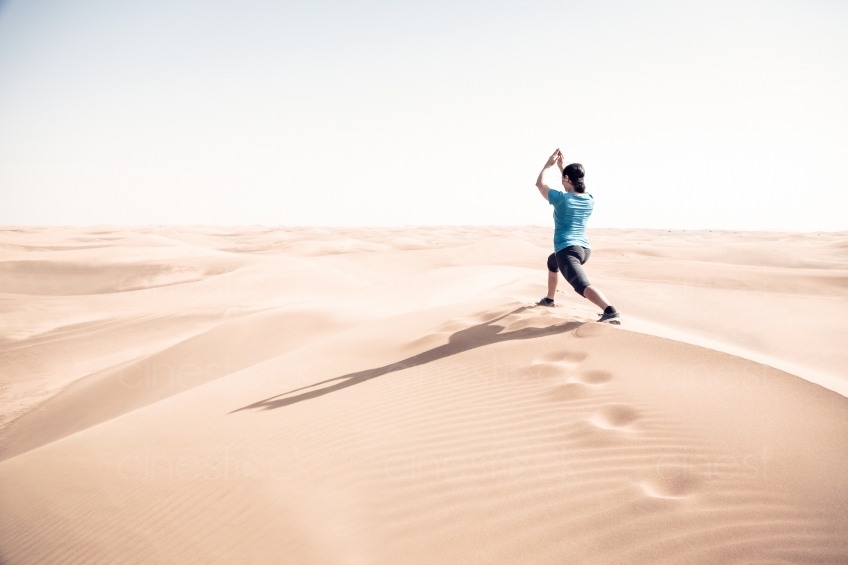 Frau macht Sport in Wüste 20140313-1786