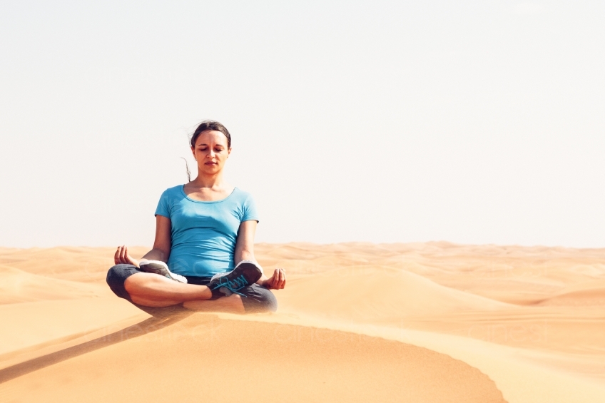 Frau Meditiert in Wüste 20140313-1747