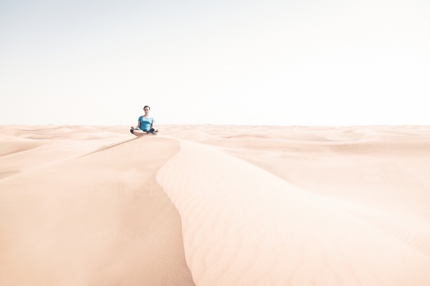 Frau Meditiert in Wüste 20140313-1750