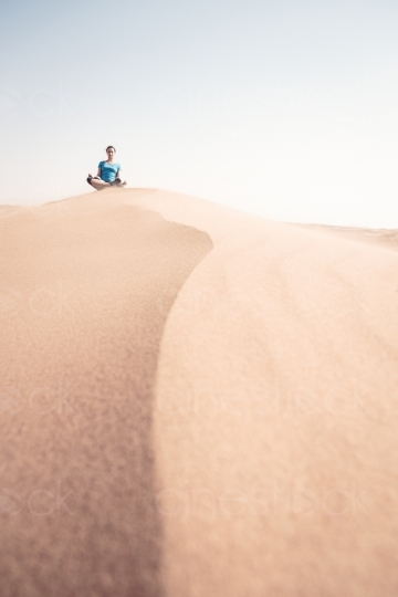 Frau Meditiert in Wüste 20140313-1753