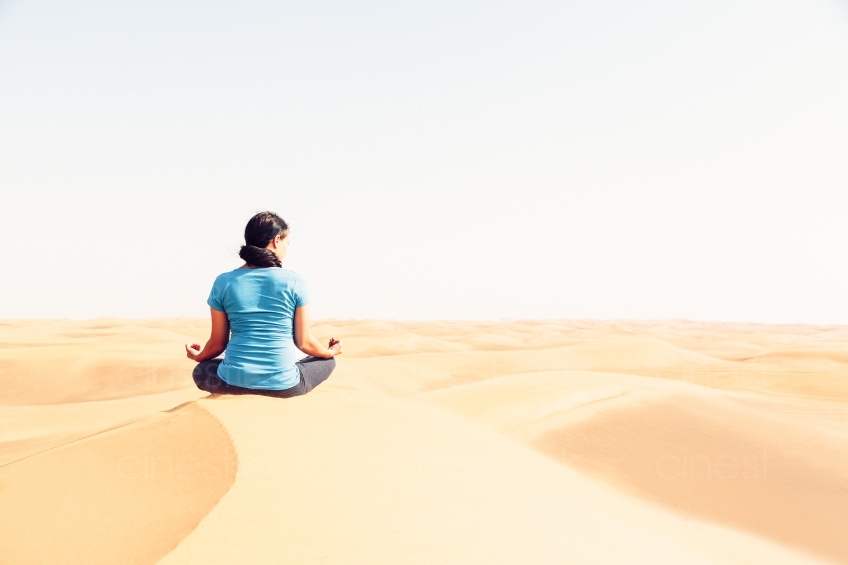 Frau Meditiert in Wüste 20140313-1771