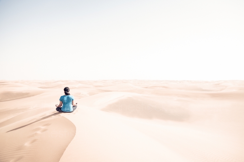 Frau Meditiert in Wüste 20140313-1776
