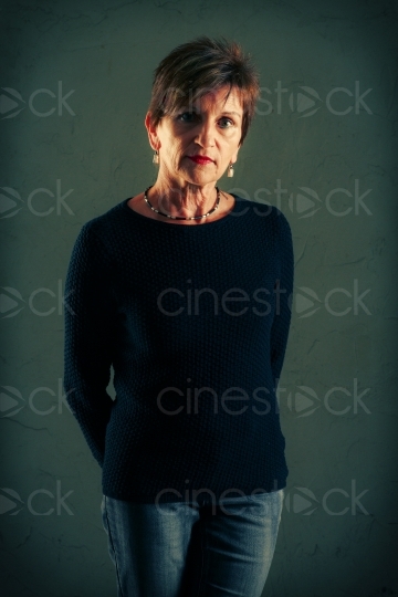 Frau mit ausdrucksloser Miene vor neutralem Hintergrund 20160809-0028
