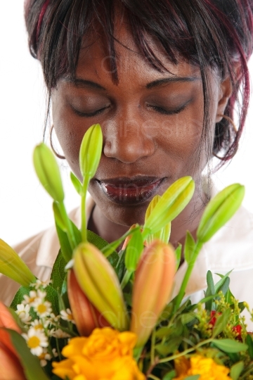 Frau mit bunten Blumenstrauß 20091213_0007