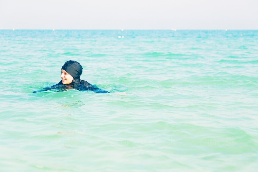 Frau mit Burkini im Meer 20140313-3583 