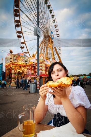 Frau mit Dirndl beim essen 20111005_0112