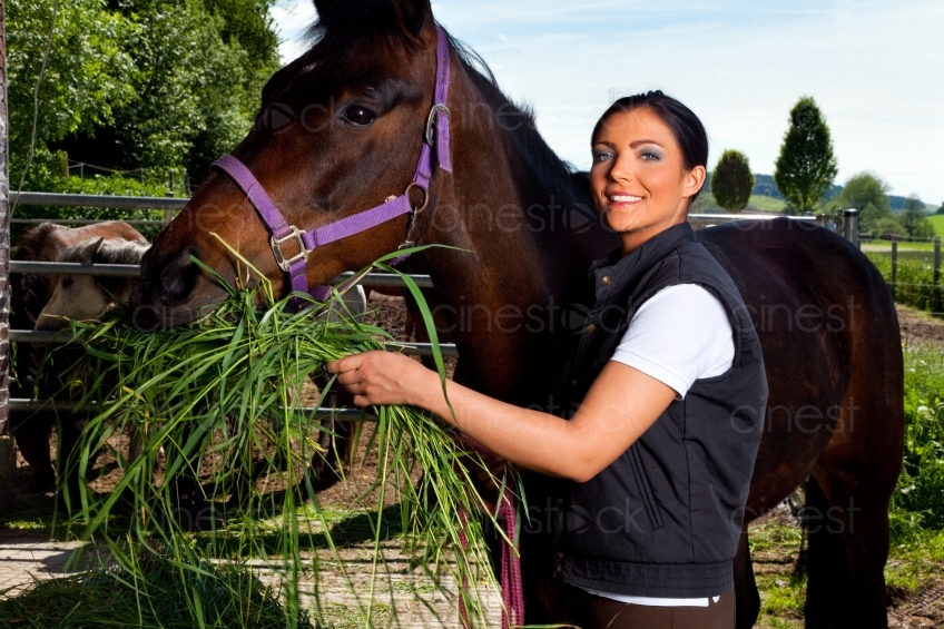 Frau mit einem Pferd beim füttern 20100606_0123 