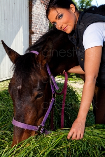 Frau mit einem Pferd beim füttern 20100606_0138 