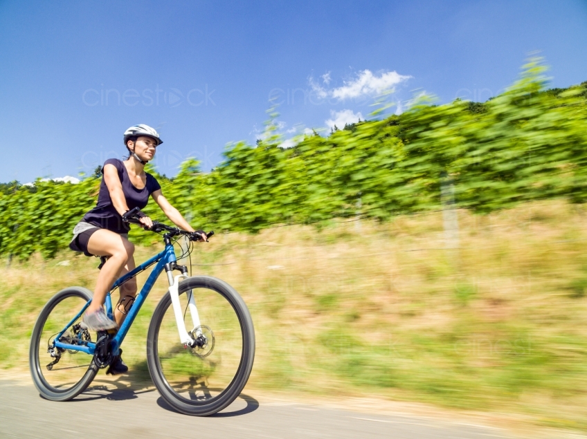 Frau mit Fahrrad on Tour 20160718