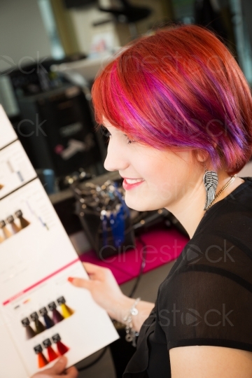 Frau mit Farbekarte für Haarfarben 20121112-94
