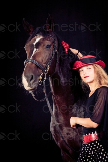 Frau mit Hut mit Pferd 20150913-1886 