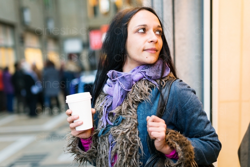 Frau mit Kaffee 20140117-0399