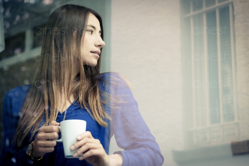 Frau mit Kaffee schaut zur Seite 20150510-0469 