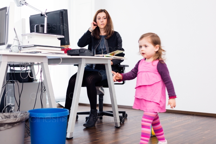Frau mit Kind im Büro 20150510-0271